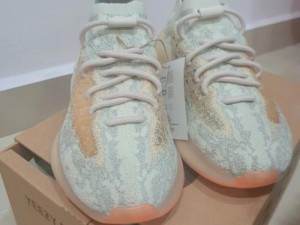 yeezy380 蜜桃粉和白色，脚感舒适，设计时尚，这两款产品让直播界变天