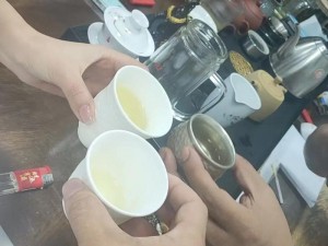 碧生源常润茶，男生女生一起愁愁愁很痛，畅饮一杯，轻松畅快