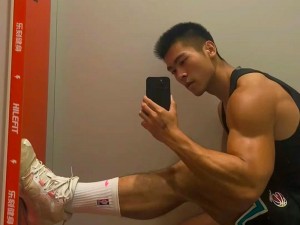 猛男粗口 XGay 体育生 18 小说：体育生的热血青春与激情碰撞