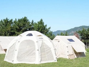 他那里早已支起了野外露营专用帐篷